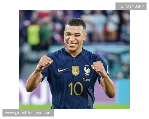 姆巴佩赛后帮助伤员上台领奖，绅士气质圈粉