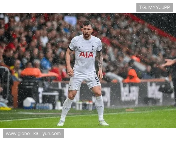 热刺霍伊别尔远射飞入球网为球队打开局面——激情与信念的开场